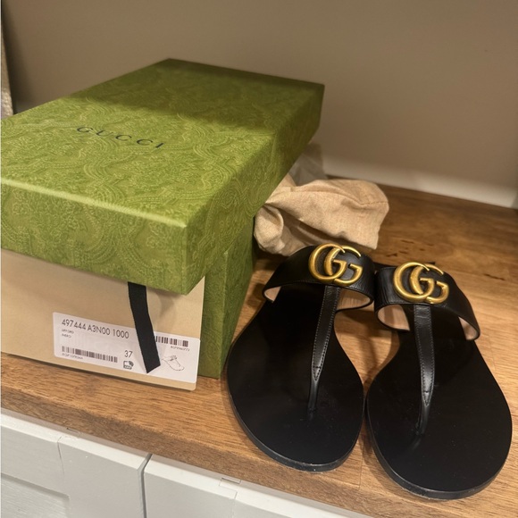 Gucci Black Sandals with Gold Emblem and Thin Straps - Picture 2 of 10